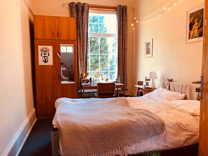 2 Bedroom Flat To Rent In Cliff Road, Leeds, LS6