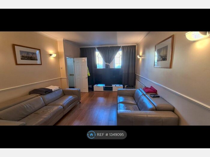 3 Bedroom Semi-Detached House To Rent In Helena Square, London, SE16