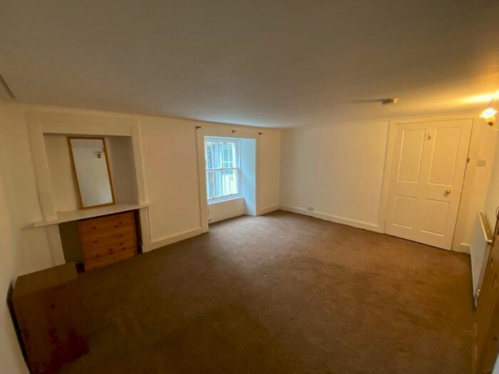 2 Bedroom Flat To Rent In Colinton Road, Bruntsfield, Edinburgh, EH10