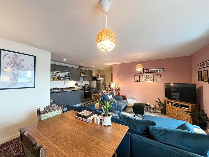 2 Bedroom Flat To Rent In Elmira Way, Salford, M5