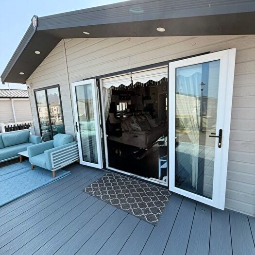 2 Bedroom Lodge For Sale In St. Johns Road, Whitstable, CT5