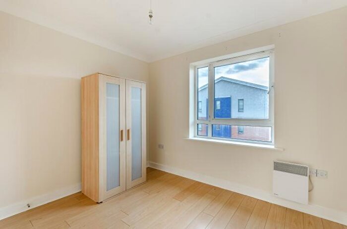 2 Bedroom Flat For Sale In Damask Court, Cleeve Way, Sutton, Surrey, SM1