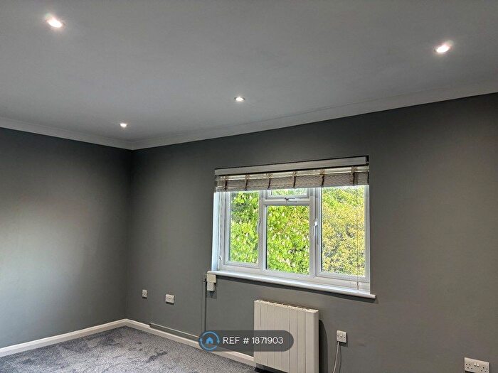 1 Bedroom Flat To Rent In Hollin Court, Crawley, RH10
