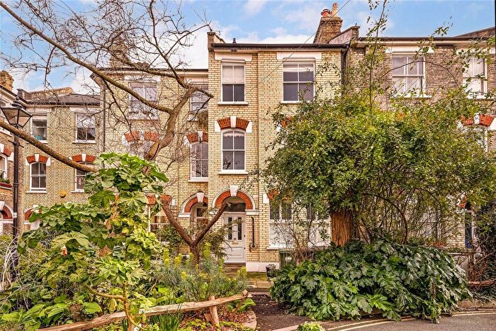 1 Bedroom Flat To Rent In Bonnington Square, London, SW8