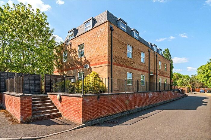 2 Bedroom Flat For Sale In Summer Crossing, Thames Ditton, KT7