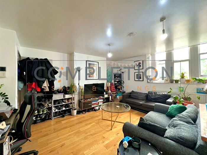 3 Bedroom Flat To Rent In Bedroom Apartment - Cannon Street - - £, Pcm, E1