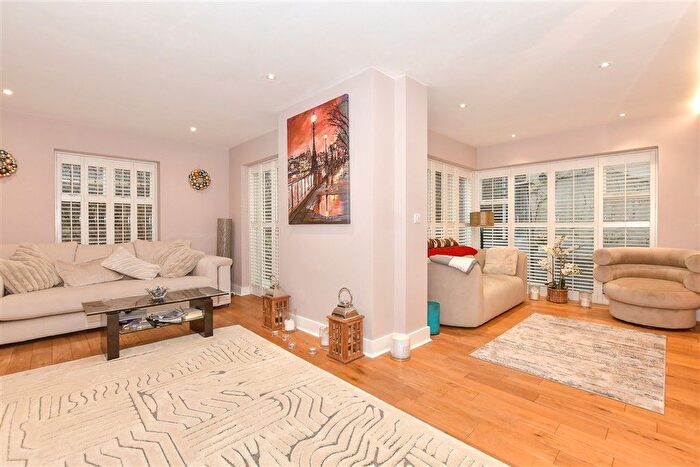 5 Bedroom Semi-detached House For Sale In Shoesmith Lane, Kings Hill, West Malling, Kent, ME19