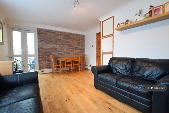 2 Bedroom Flat To Rent In Rams Grove, Romford, RM6