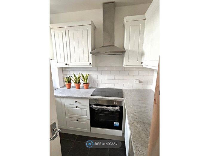 2 Bedroom Flat To Rent In Wandsworth Road, London, SW8