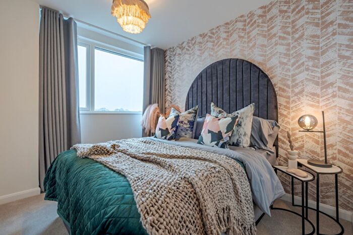 3 Bedroom Flat To Rent In Nestles Avenue, Hayes Village, UB3