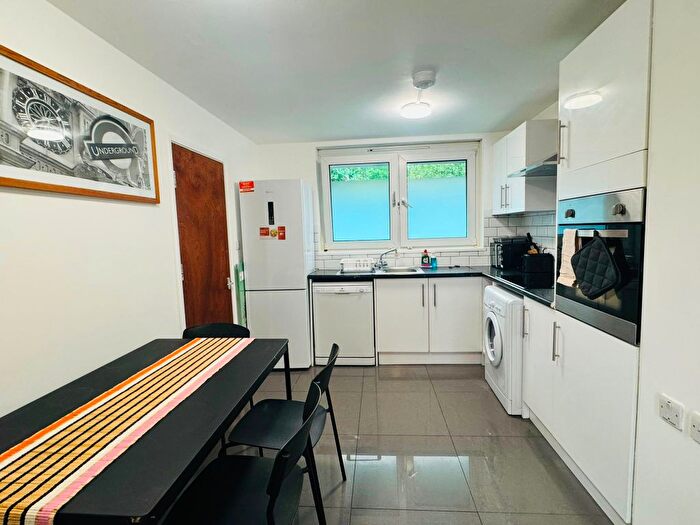 3 Bedroom Flat To Rent In Oakley Square, Ucl/London, NW1