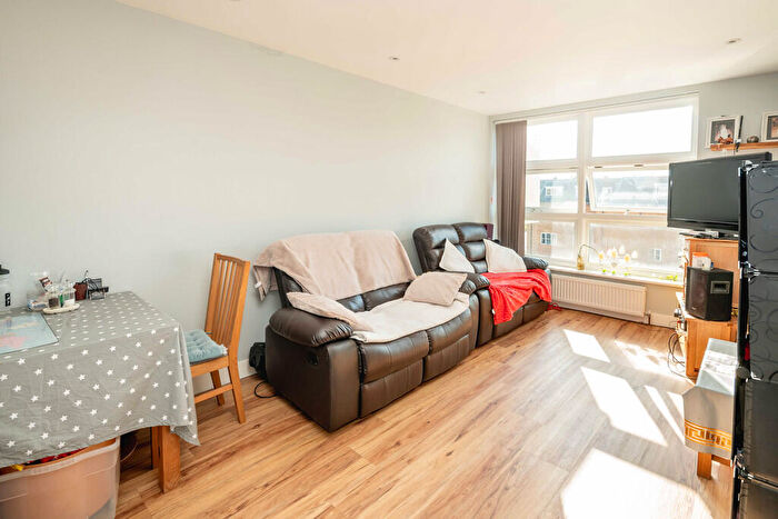 1 Bedroom Apartment For Sale In Bethwin Road, London, SE5