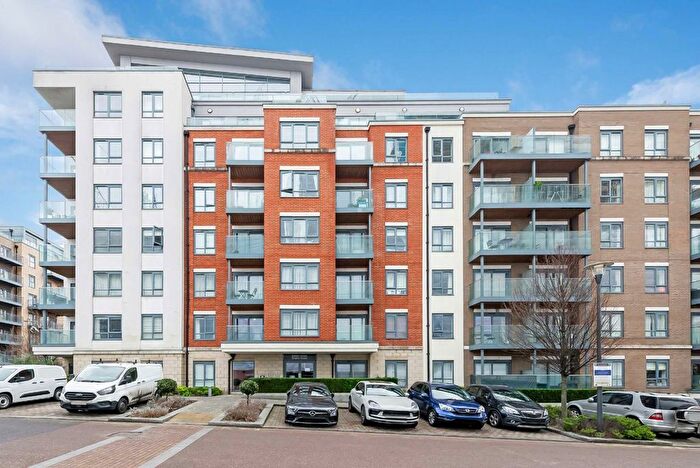 5 Bedroom Flat To Rent In East Drive, London, NW9