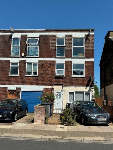 3 Bedroom Flat To Rent In Station Road, London, N3