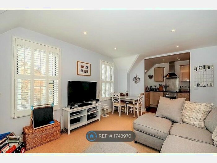 2 Bedroom Flat To Rent In Church Street, Weybridge, KT13