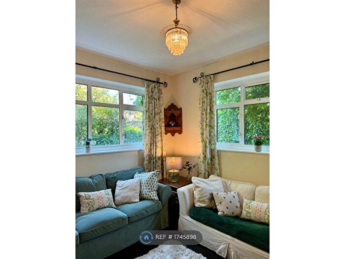 2 Bedroom Semi Detached House To Rent In London, London, SW20