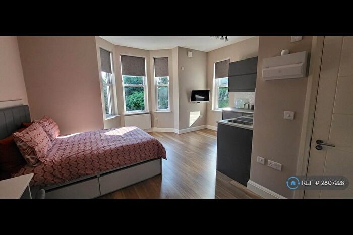 Studio To Rent In Redwood Drive, Epsom, KT19