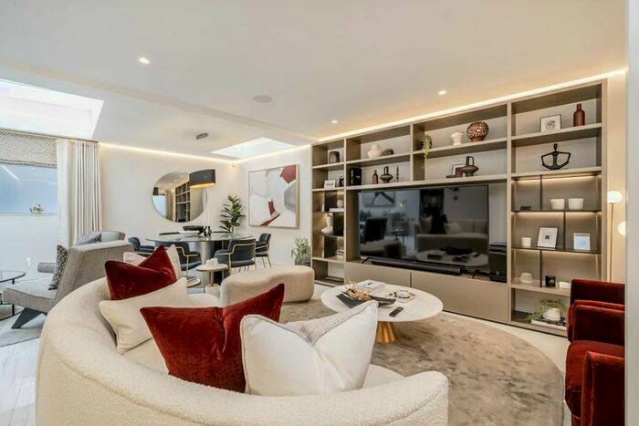 3 Bedroom Flat To Rent In South Molton Street, London, W1K