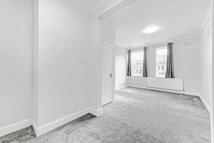 2 Bedroom Flat To Rent In Garratt Lane, London, SW18