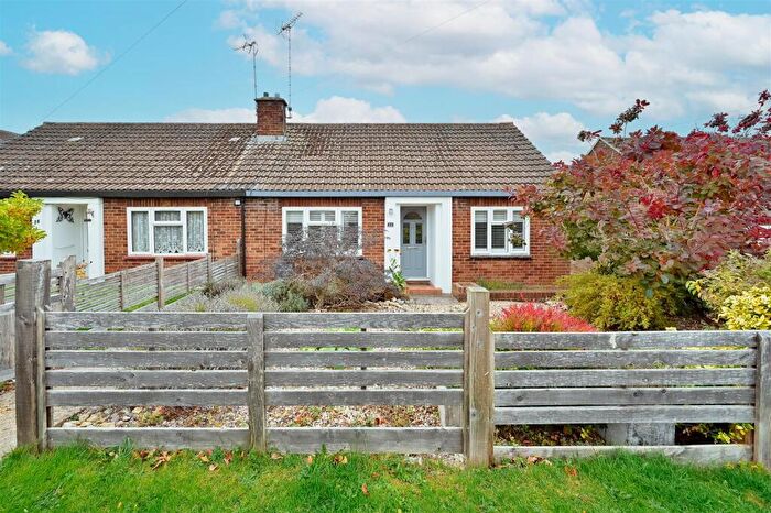 2 Bedroom Semi-Detached Bungalow For Sale In Lawn Avenue, Kimpton, SG4