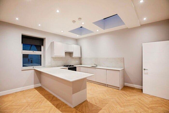 2 Bedroom Flat To Rent In Limes Grove, London, SE13