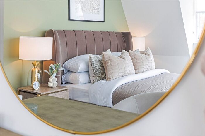 1 Bedroom Flat For Sale In Jubilee Gardens, Weybridge, Surrey, KT13
