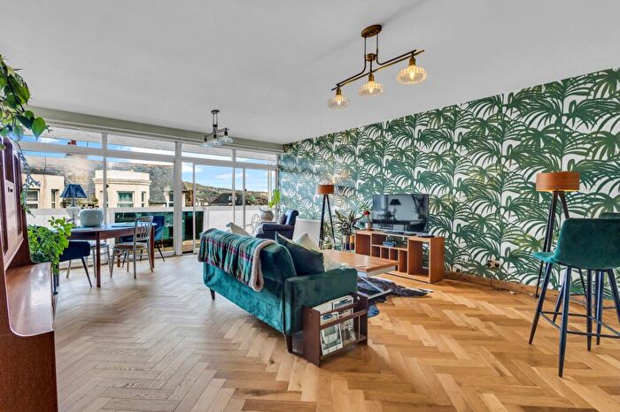2 Bedroom Flat For Sale In West Cliff Gardens, Folkestone, CT20