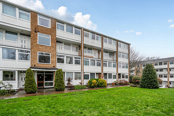 3 Bedroom Maisonette For Sale In Tarnwood Park, Mottingham, SE9