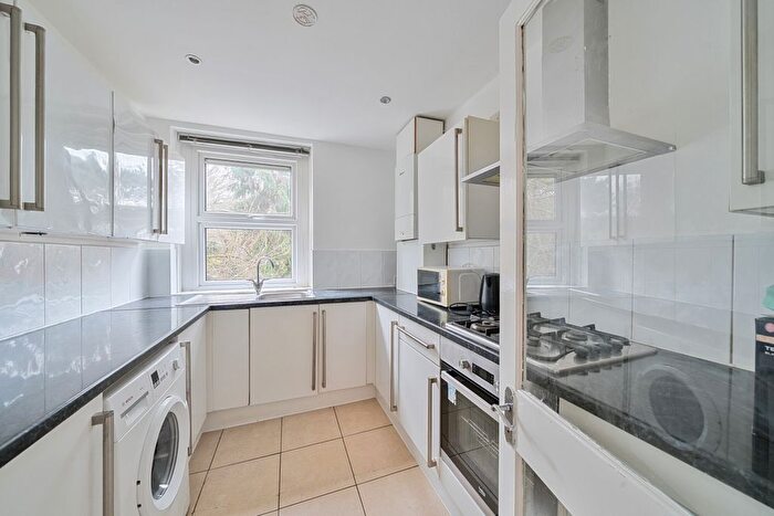 3 Bedroom Flat To Rent In Muswell Hill Road, London, N10