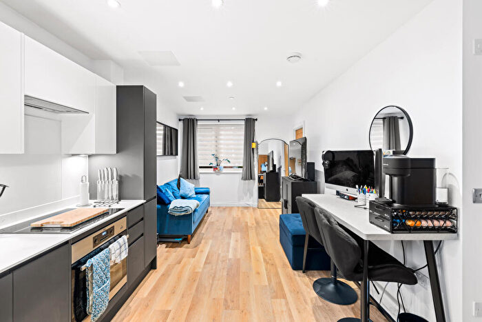 1 Bedroom Apartment For Sale In Ref: Gk - Chertsey Road, Woking, GU21