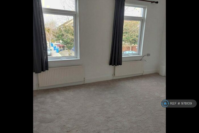 2 Bedroom Flat To Rent In Underhill Road, London, SE22