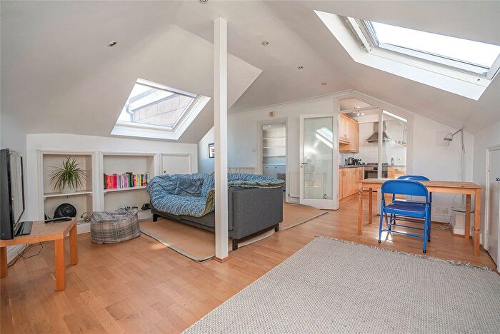 2 Bedroom Flat For Sale In Denton Road, London, N8