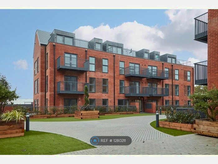 2 Bedroom Flat To Rent In Station Road, Hook, RG27