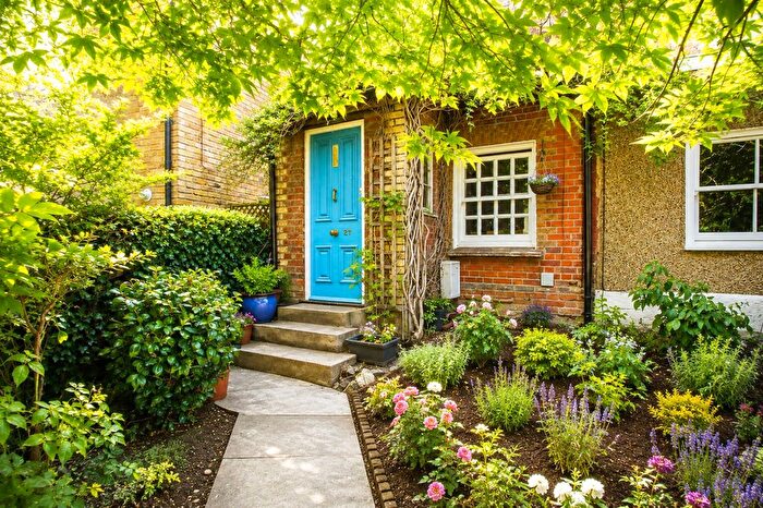 2 Bedroom Cottage For Sale In Aldenham Road, Watford, WD19