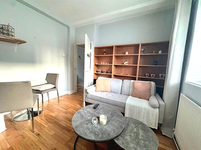 2 Bedroom Flat To Rent In Mallet House, Aubyn Square, SW15