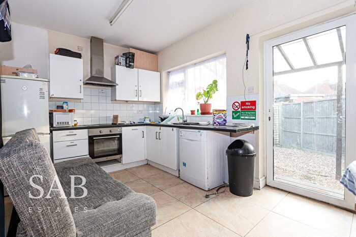 6 Bedroom Semi-Detached House To Rent In Hanover Circle, Hayes, UB3