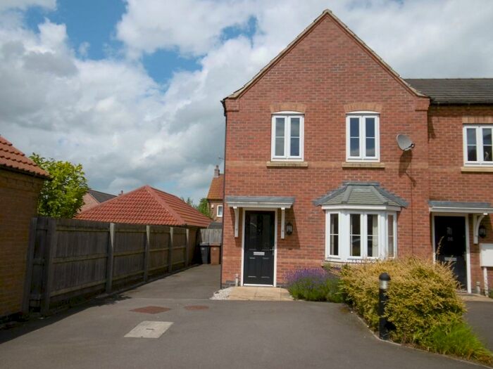 3 Bedroom Town House To Rent In Kinross Road, Greylees, Sleaford, NG34