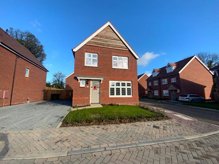 3 Bedroom Detached House To Rent In Armstrong Road, Luton, Bedfordshire, LU2