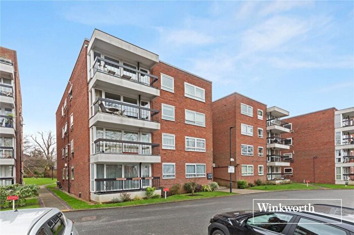 3 Bedroom Apartment For Sale In Hendon Lane, Finchley, London, N3