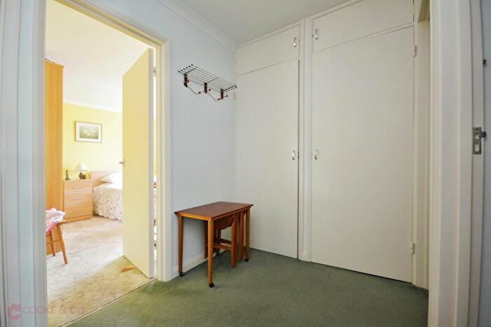 2 Bedroom Flat For Sale In Luton Avenue, Broadstairs, CT10