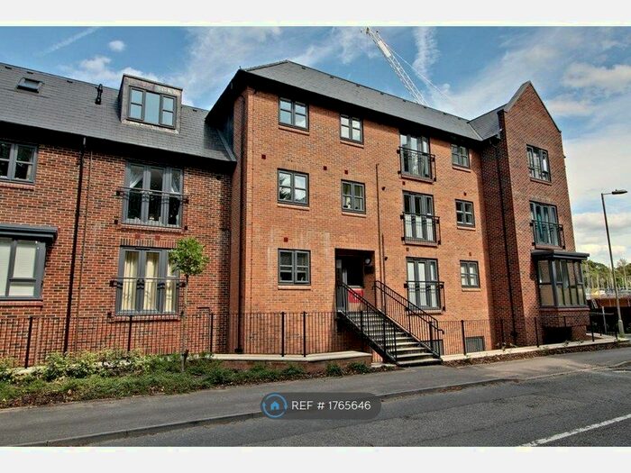 2 Bedroom Flat To Rent In Carter Court, Hook, RG27