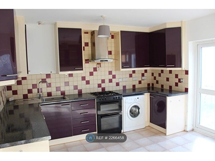 3 Bedroom Detached House To Rent In Salcombe Road, Ashford, TW15