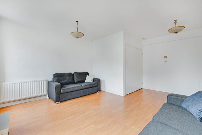 5 Bedroom Town House To Rent In Howards Lane, Putney, London, SW15
