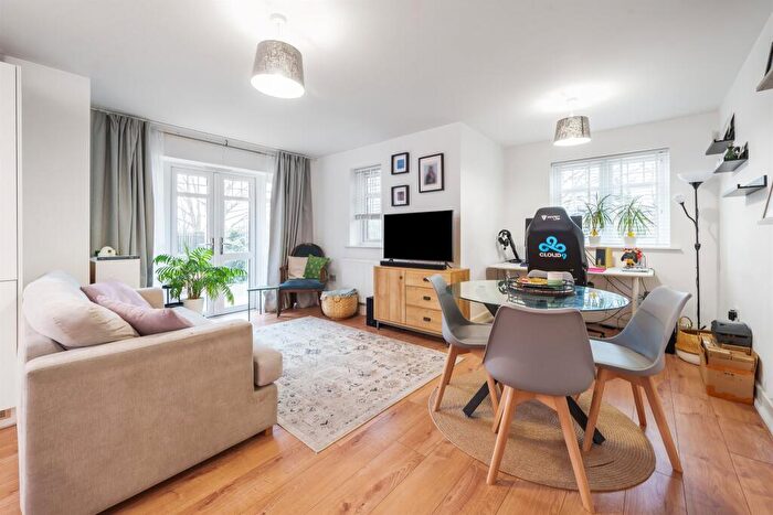 2 Bedroom Flat For Sale In Bhamra Gardens, Maidenhead, SL6