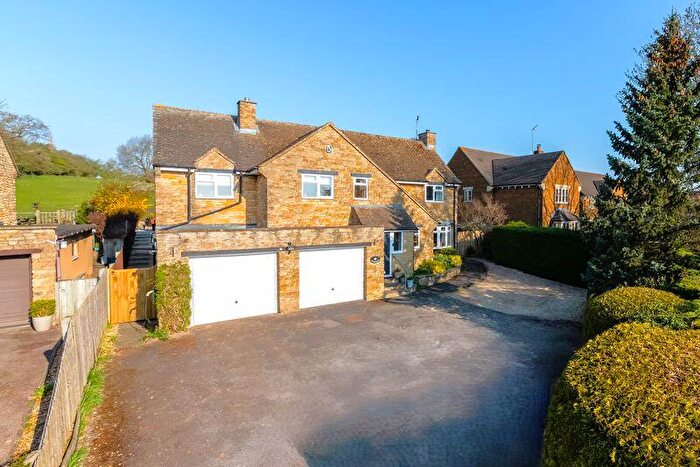 4 Bedroom Detached House For Sale In Banbury Road, Bloxham, OX15