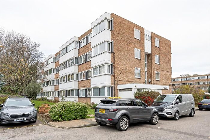 2 Bedroom Maisonette For Sale In Queenswood Gardens, Wanstead, E11