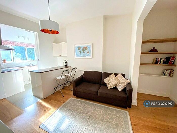 2 Bedroom Flat To Rent In Albert Road, London, N4