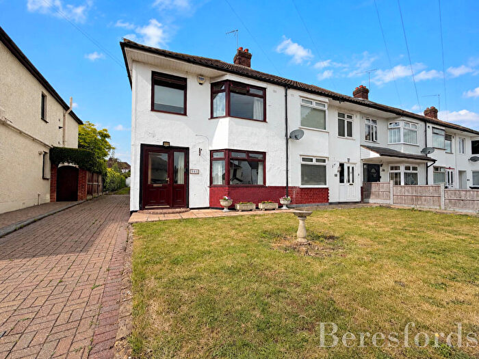4 Bedroom End Of Terrace House For Sale In Northumberland Avenue, Hornchurch, RM11