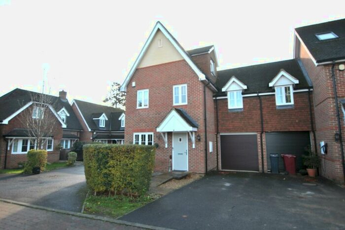 5 Bedroom Semi-Detached House To Rent In Little Woodcote Close, Caversham, RG4
