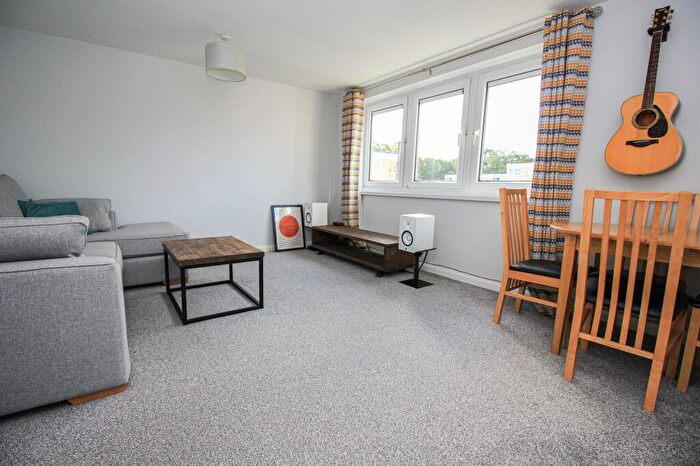 2 Bedroom Flat For Sale In Wavell Road, Bitterne, SO18